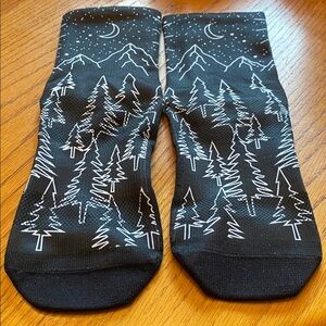 New! Outway Trees/Mountains Quarter Socks